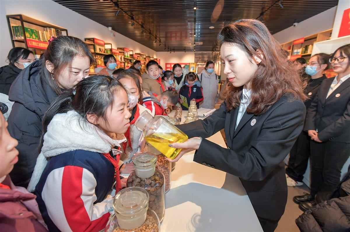 武汉市东西湖区愿景小学学生参观武汉轻工大学中国油脂博物馆.jpg