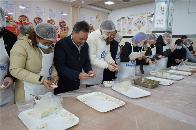 黄冈师院特聘26名食品监督员 冬至节花样饺子为“考研帮”壮行_fororder_DSC00947.JPG